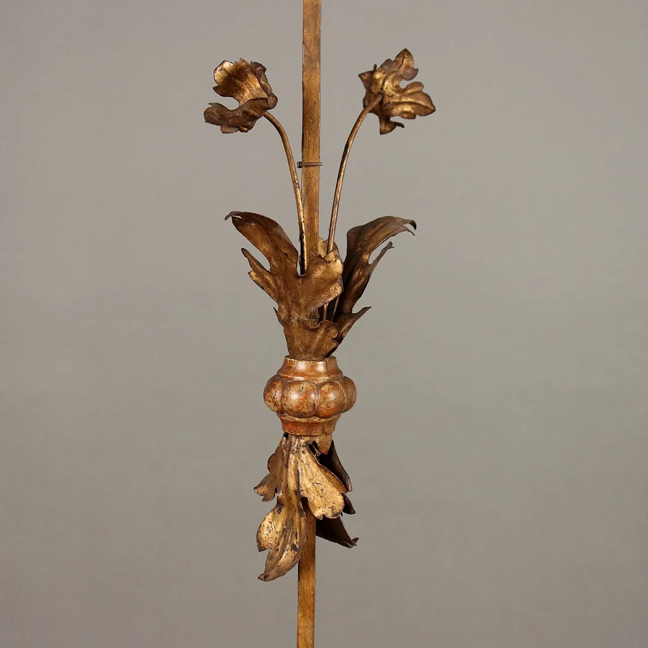 Candelabro in ferro granito con decorazioni e incisioni, primo '900 4