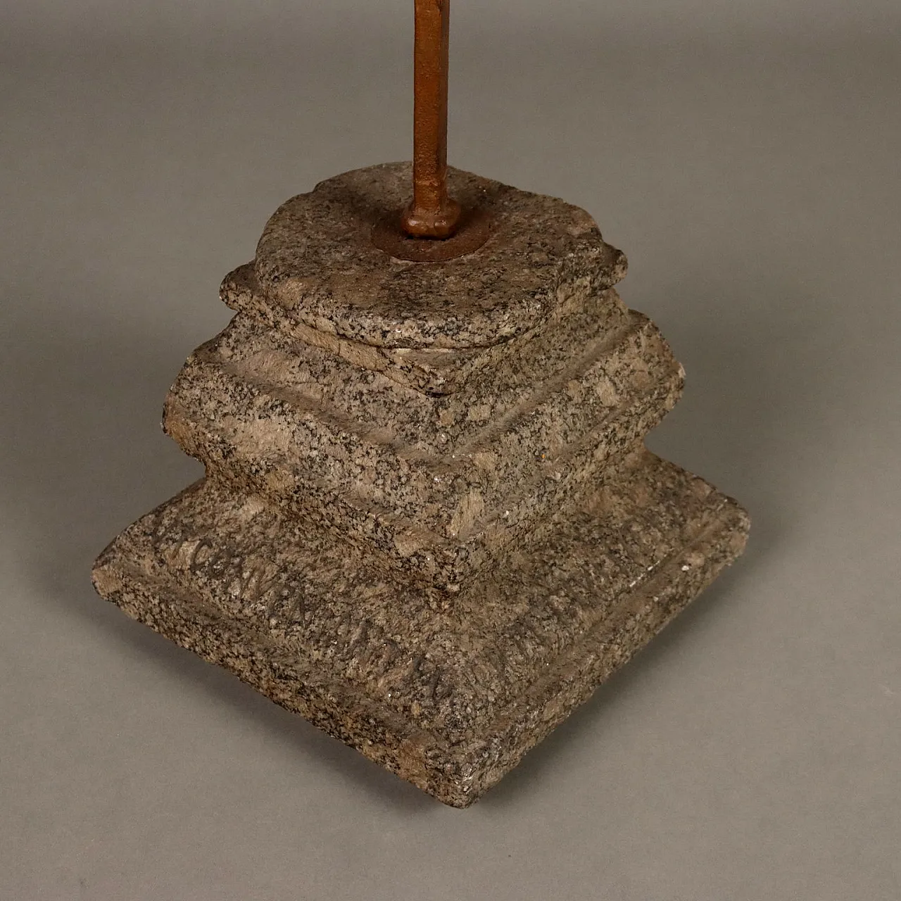 Candelabro in ferro granito con decorazioni e incisioni, primo '900 5