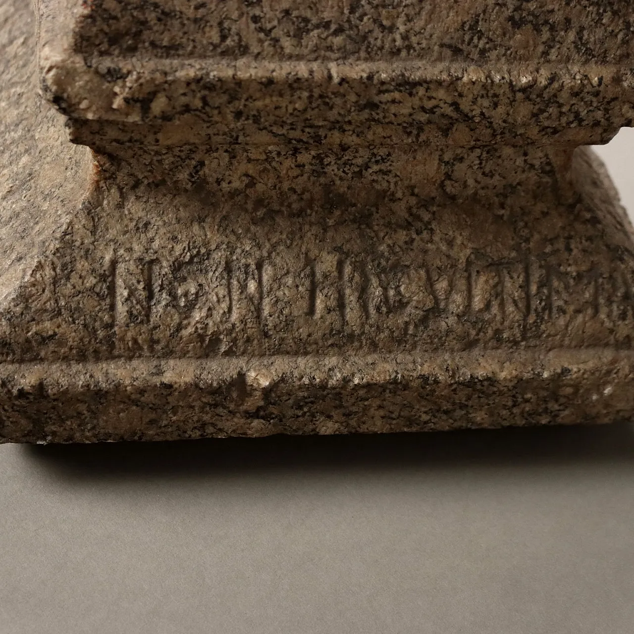 Candelabro in ferro granito con decorazioni e incisioni, primo '900 8