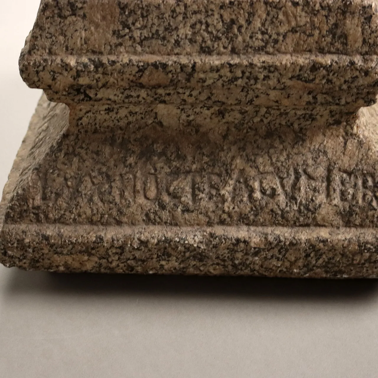 Candelabro in ferro granito con decorazioni e incisioni, primo '900 9