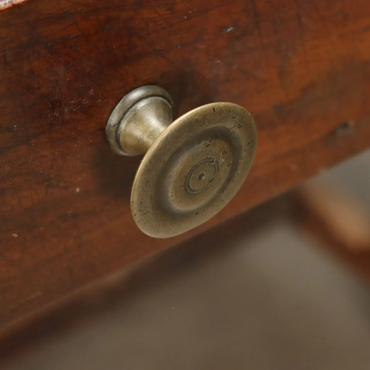 Tavolo a rocchetto in noce con cassetto 4