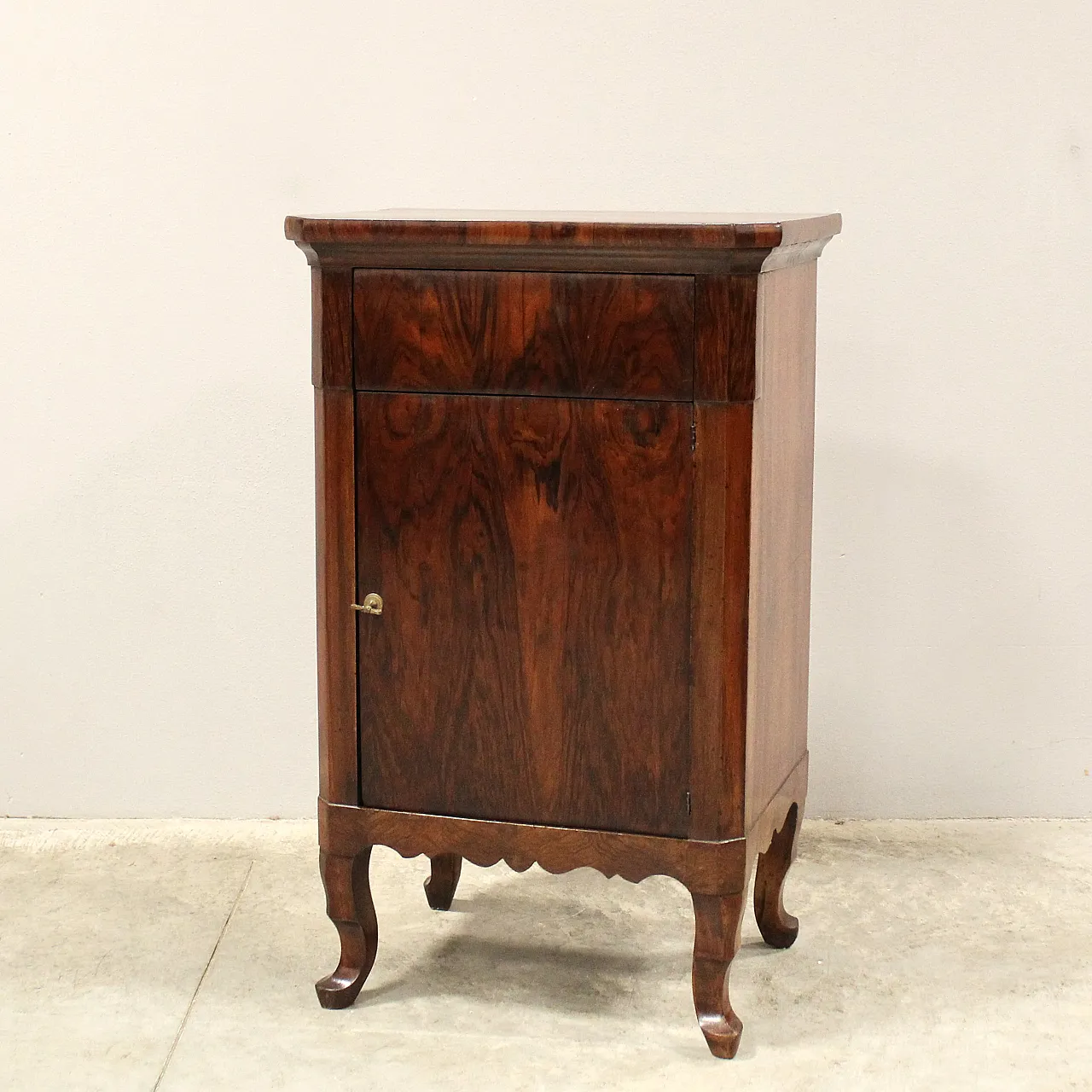 Bottle in walnut Luigi XV, '700 1