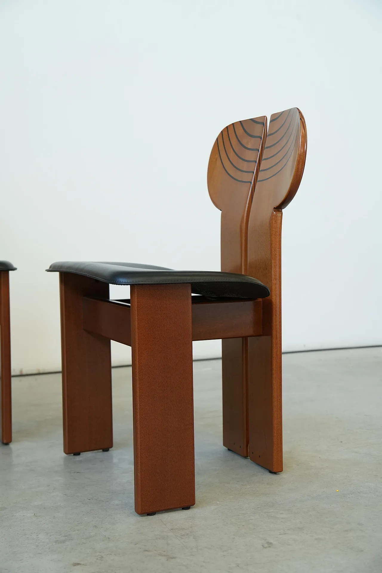 Africa leather and walnut chair by Afra and Tobia Scarpa, 1970s 3