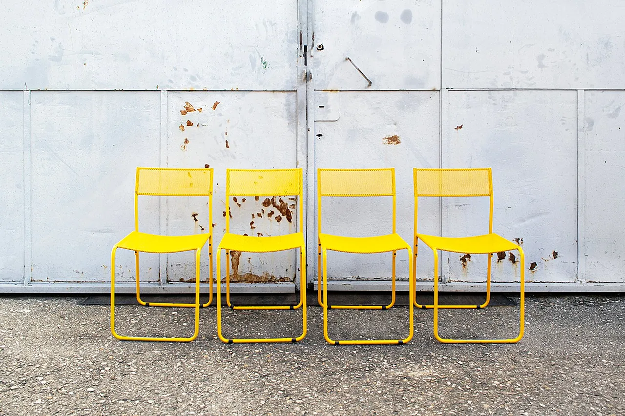 4 Sedie in metallo perforato gialle di Flyline, anni '70 1