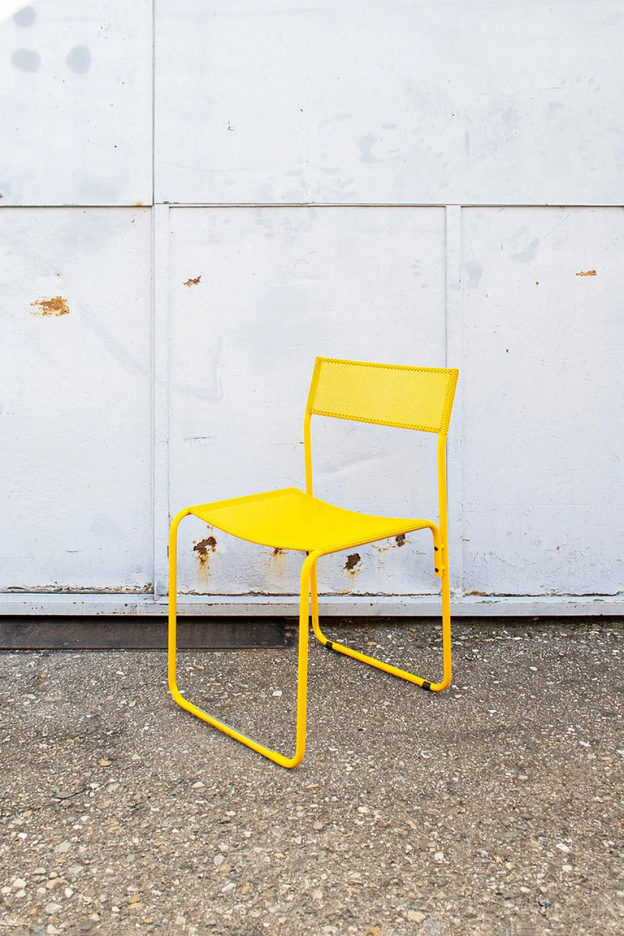 4 Sedie in metallo perforato gialle di Flyline, anni '70 2