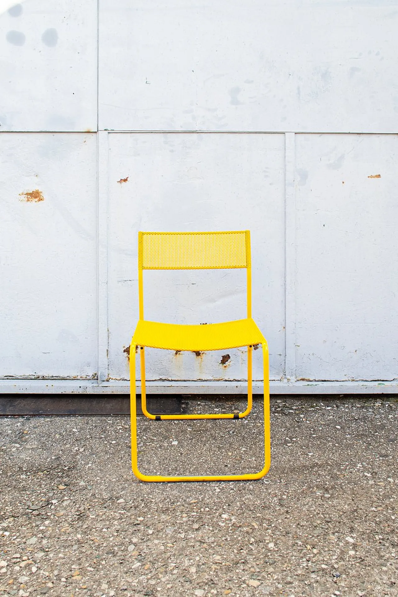 4 Sedie in metallo perforato gialle di Flyline, anni '70 3