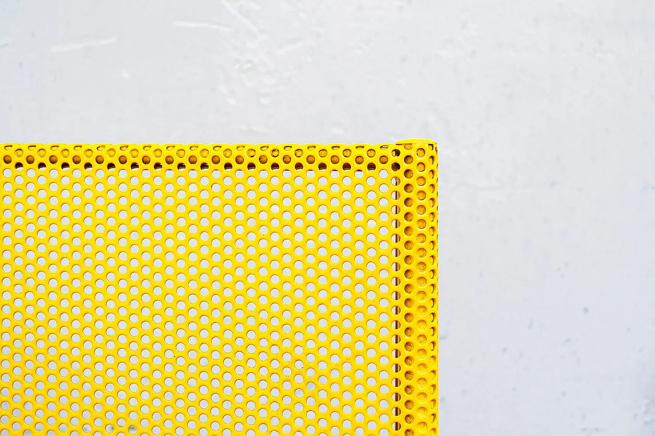 4 Sedie in metallo perforato gialle di Flyline, anni '70 6