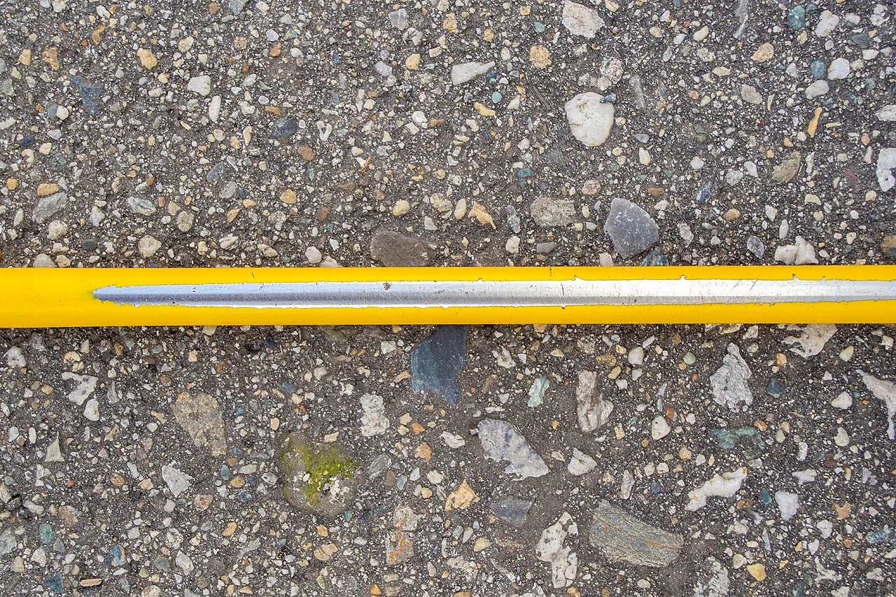 4 Sedie in metallo perforato gialle di Flyline, anni '70 7