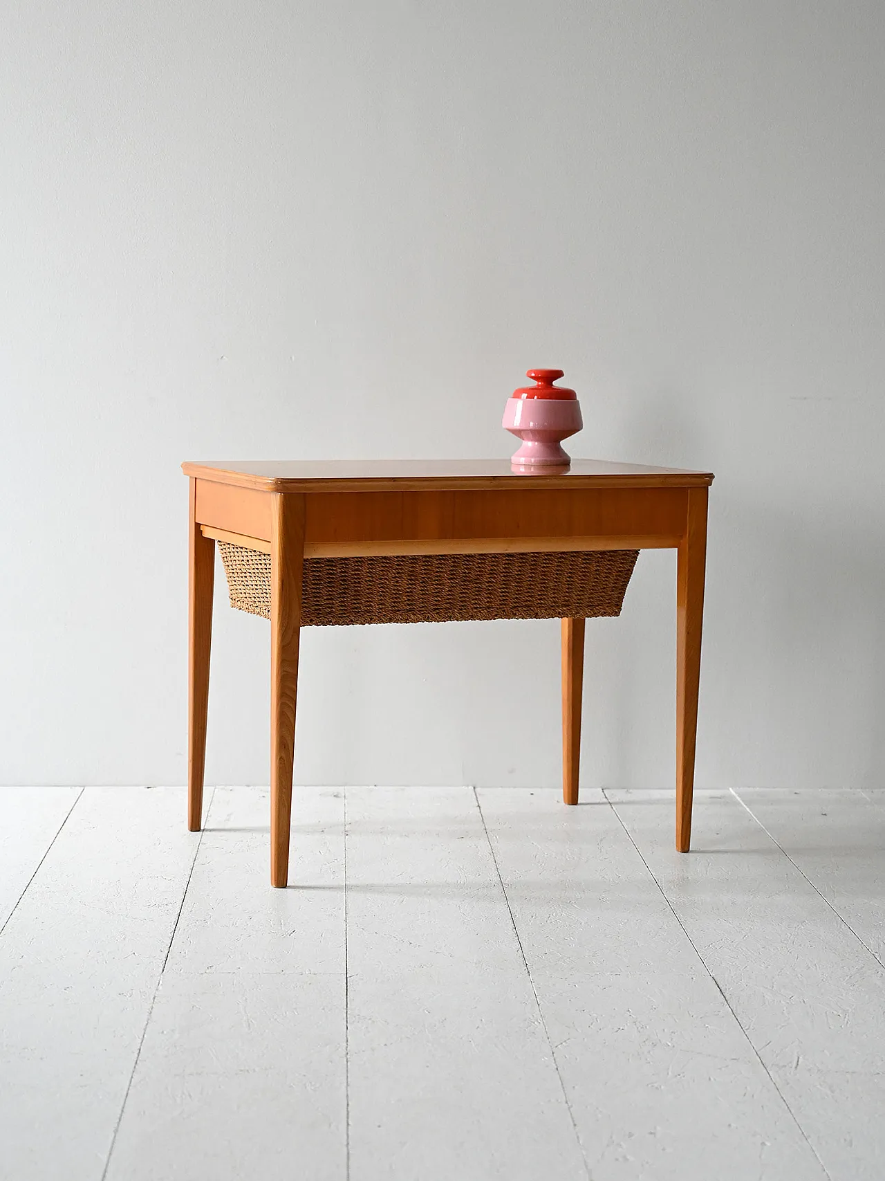 Tavolino vintage scandinavo portalana in radica con cestello 1