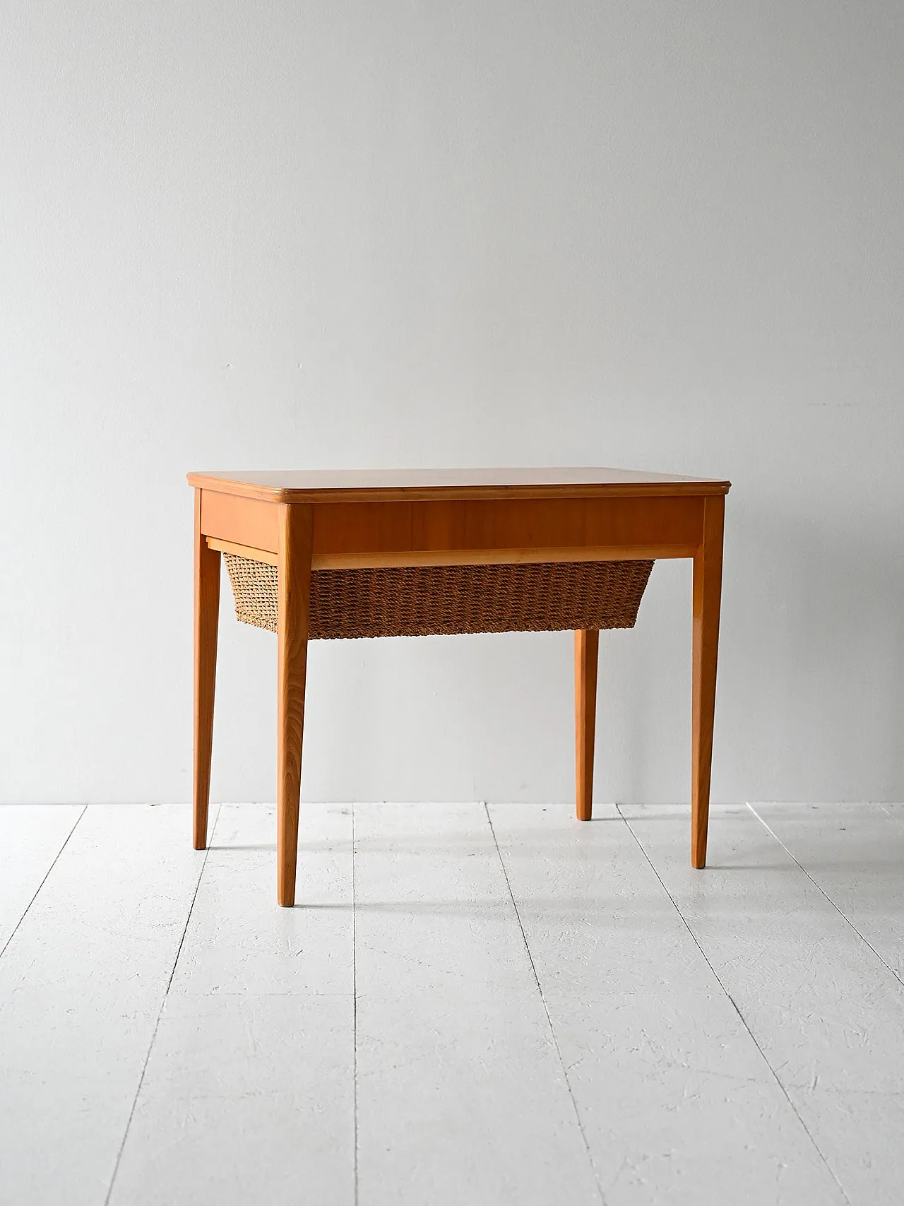 Tavolino vintage scandinavo portalana in radica con cestello 2