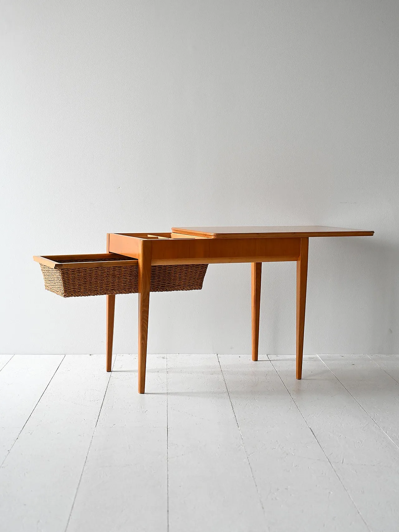 Tavolino vintage scandinavo portalana in radica con cestello 3