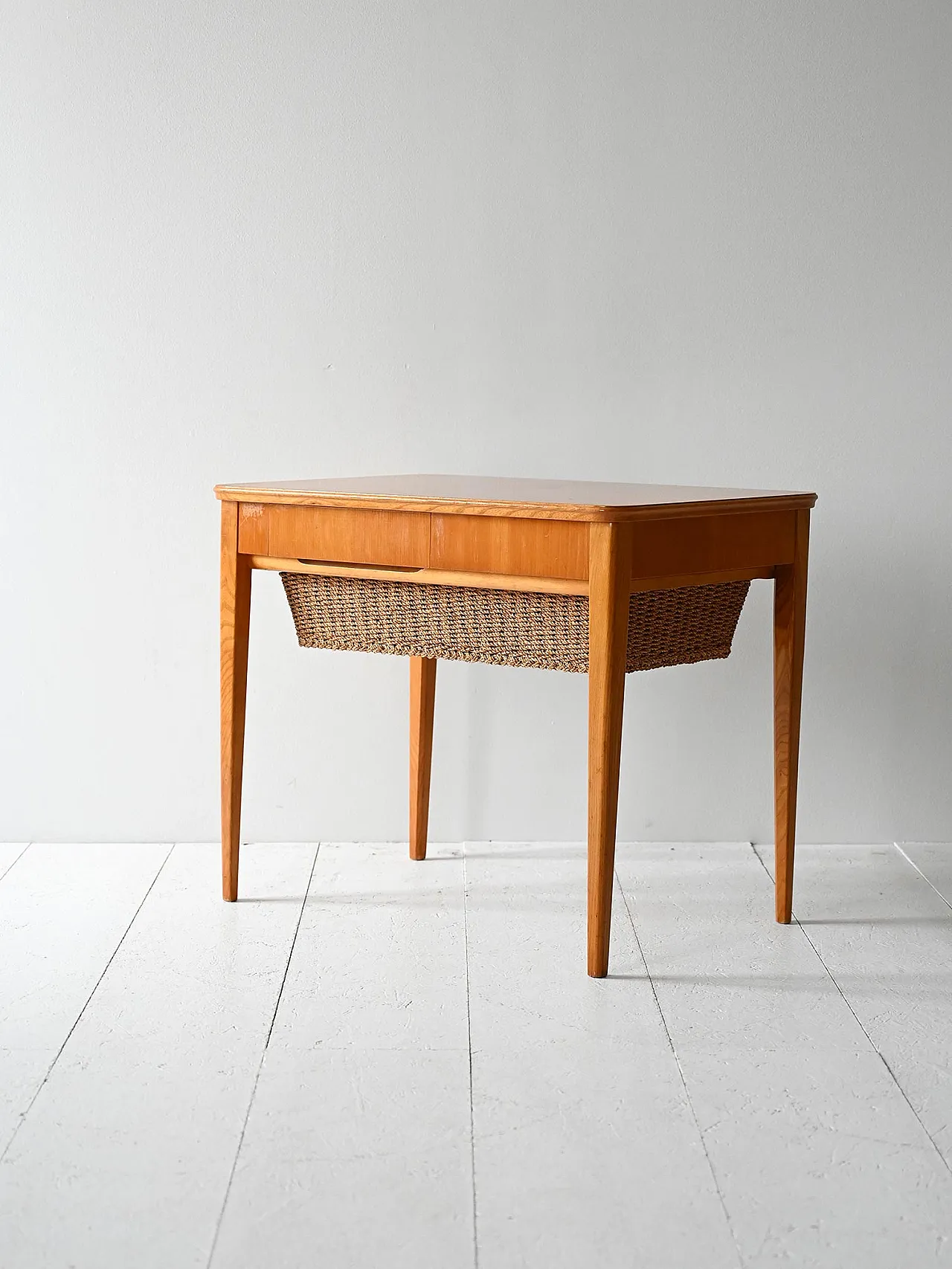 Tavolino vintage scandinavo portalana in radica con cestello 4