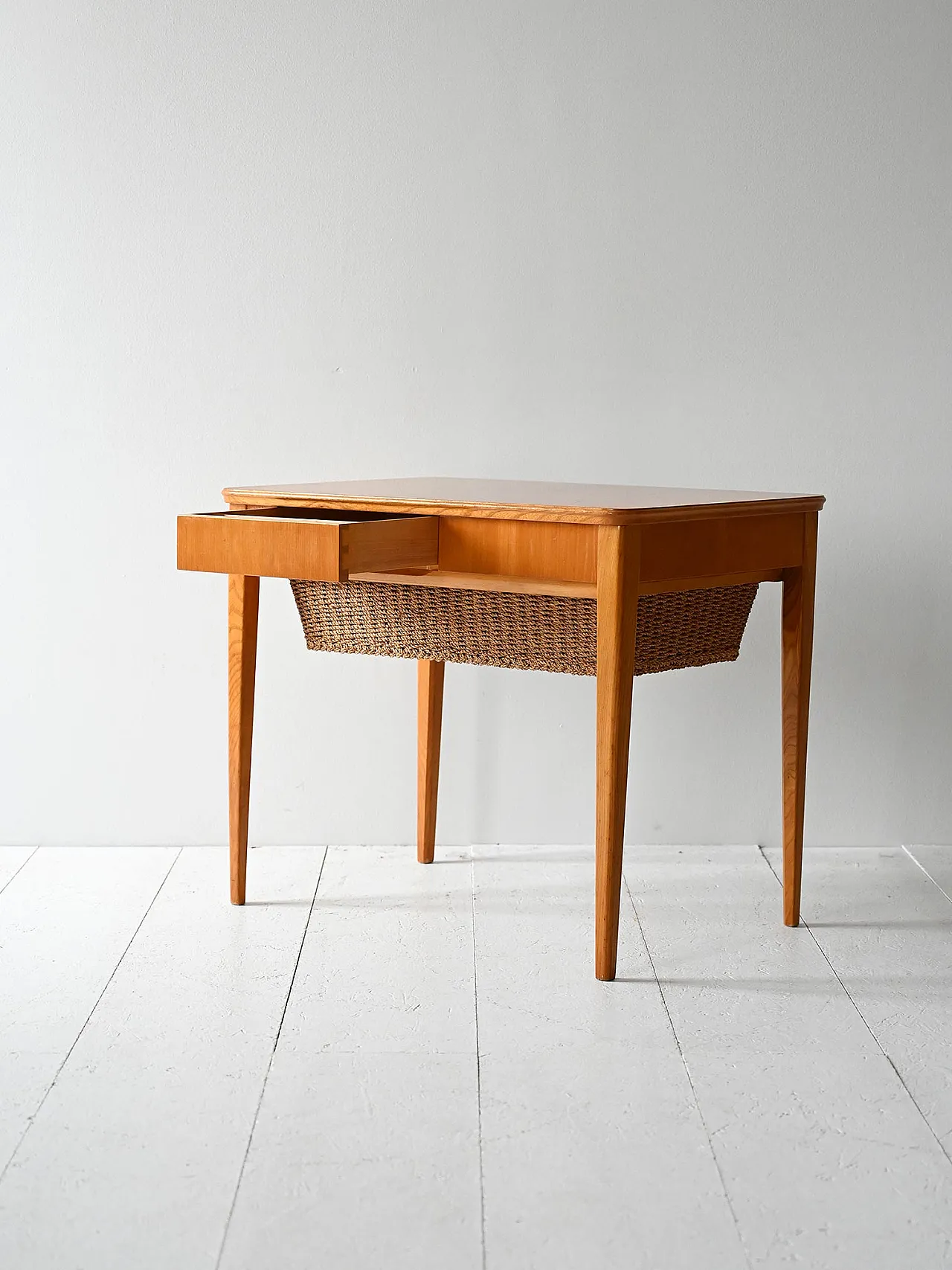 Tavolino vintage scandinavo portalana in radica con cestello 5