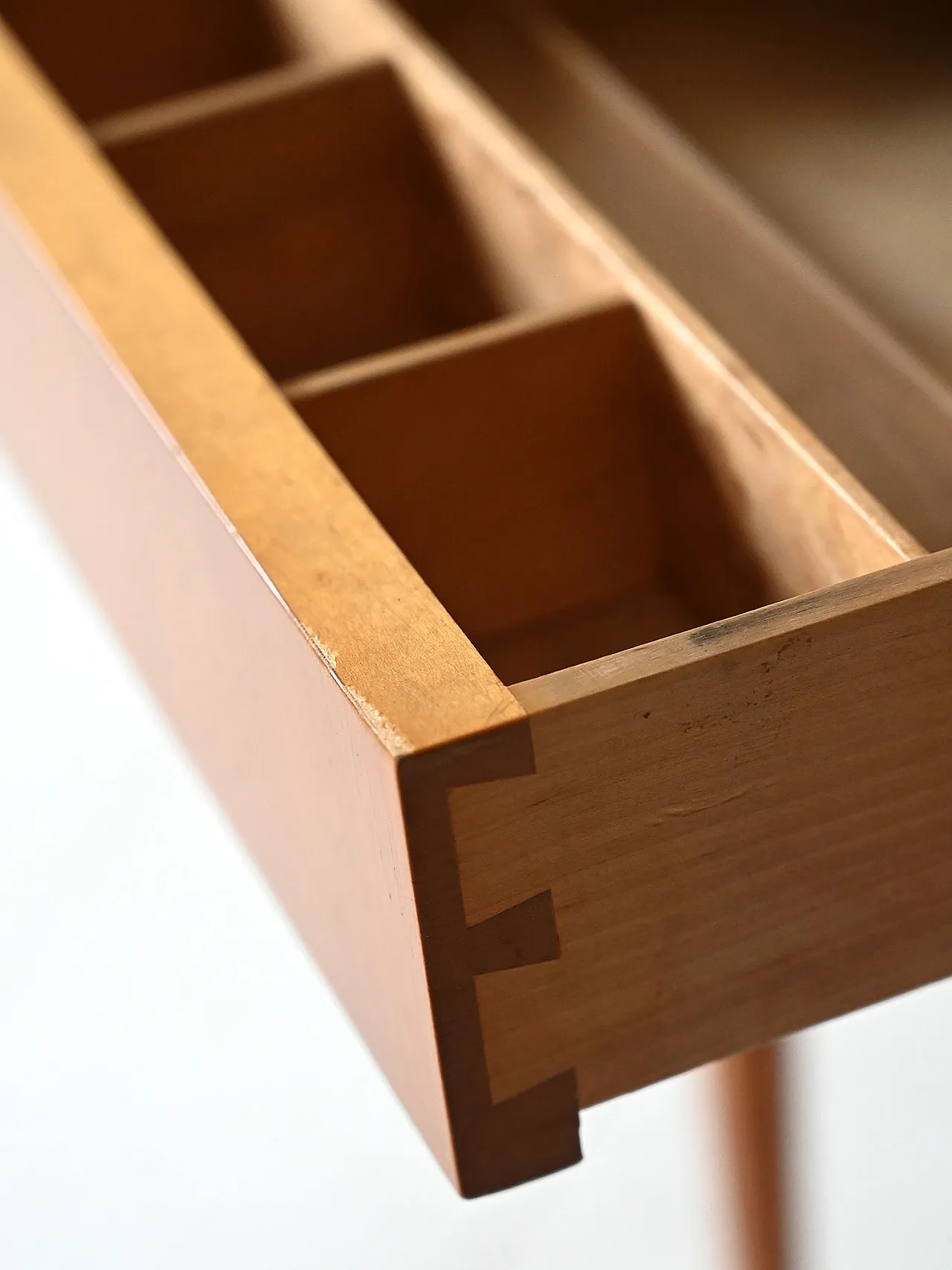 Tavolino vintage scandinavo portalana in radica con cestello 6