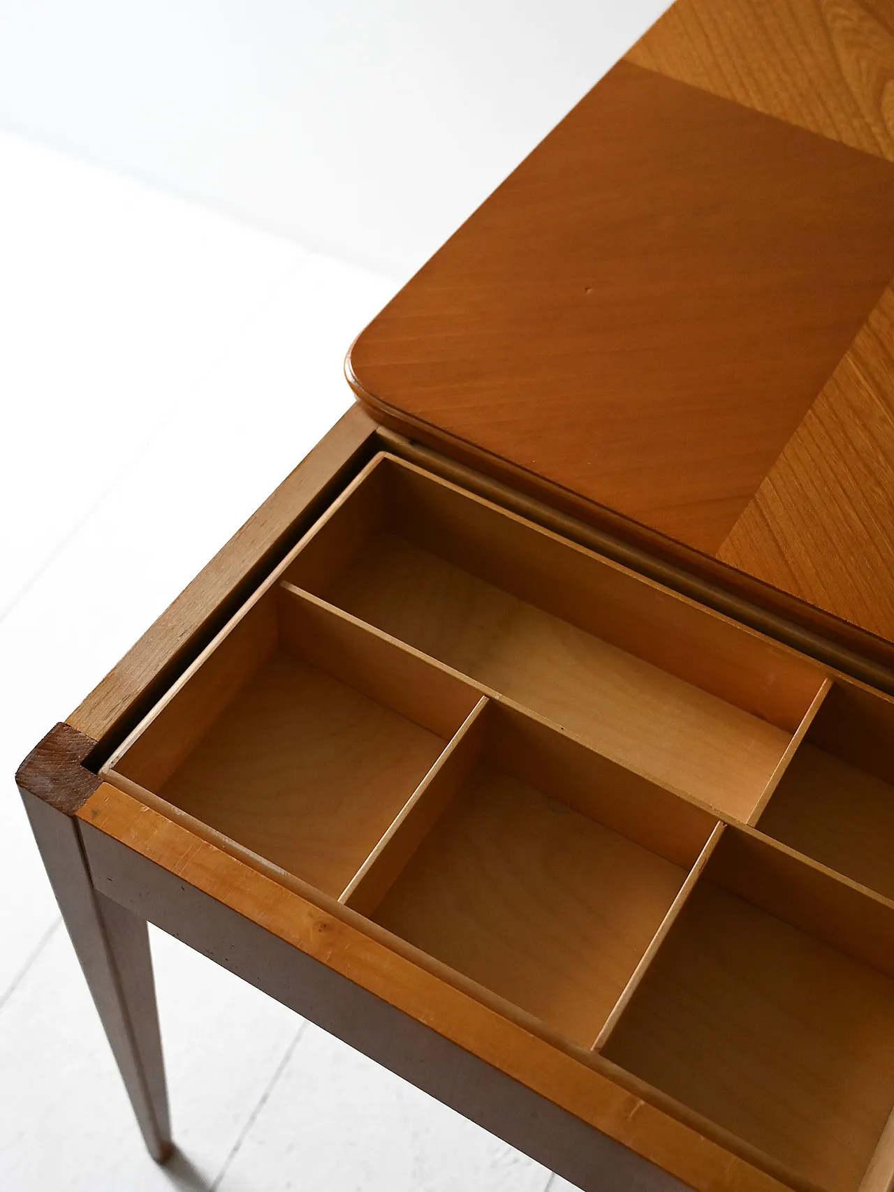 Tavolino vintage scandinavo portalana in radica con cestello 7