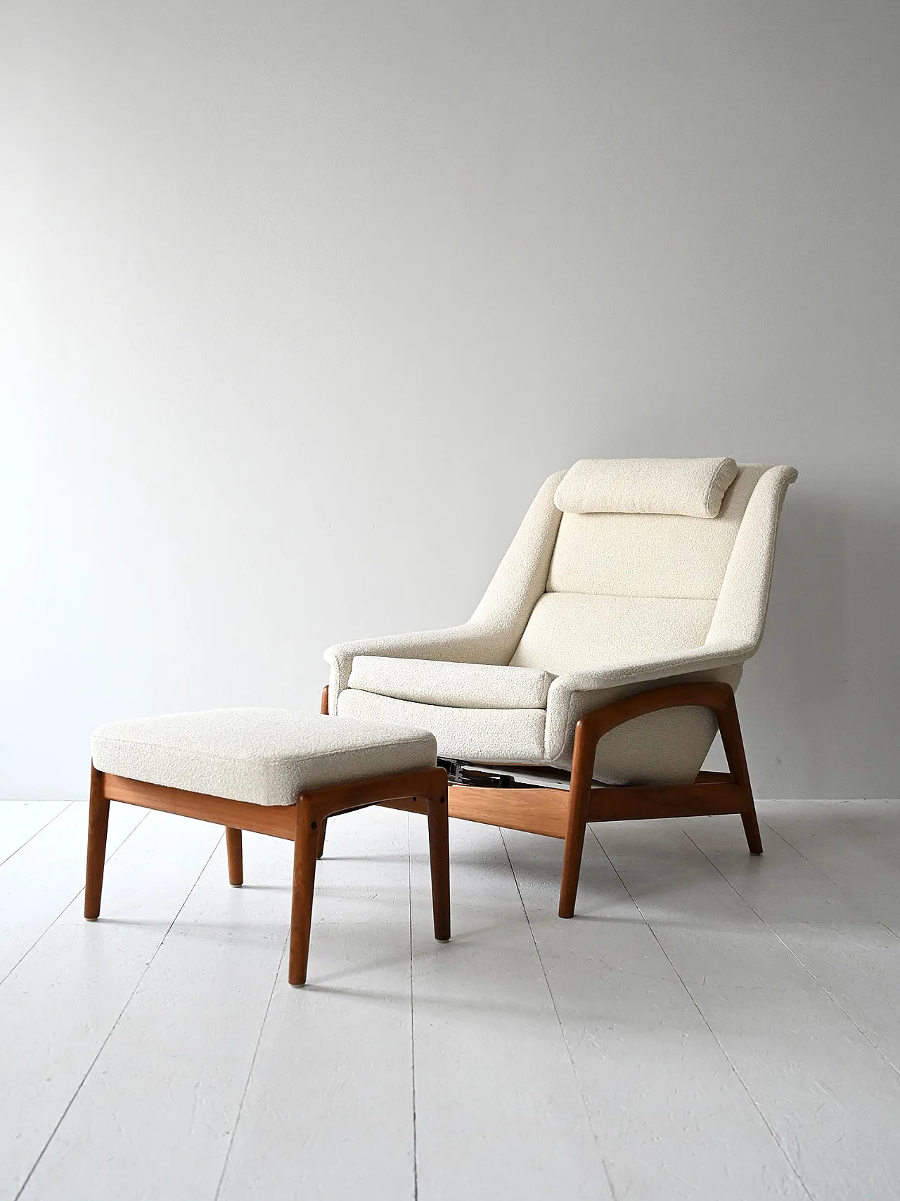 Vintage Scandinavian armchair with pouf 2