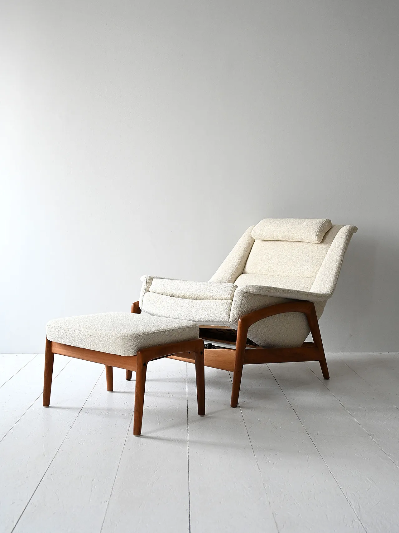 Vintage Scandinavian armchair with pouf 3