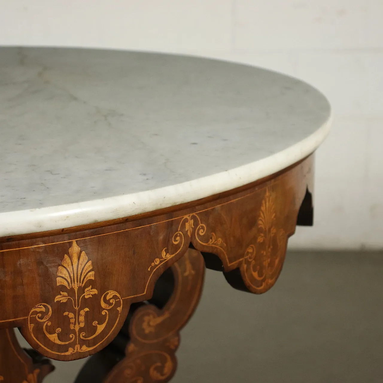 Charles X round side table in maple inlaid walnut with marble top, 19th century 5