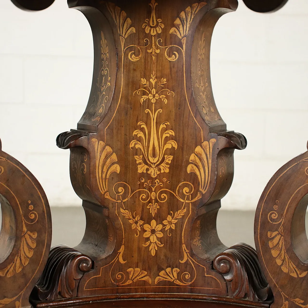 Charles X round side table in maple inlaid walnut with marble top, 19th century 8