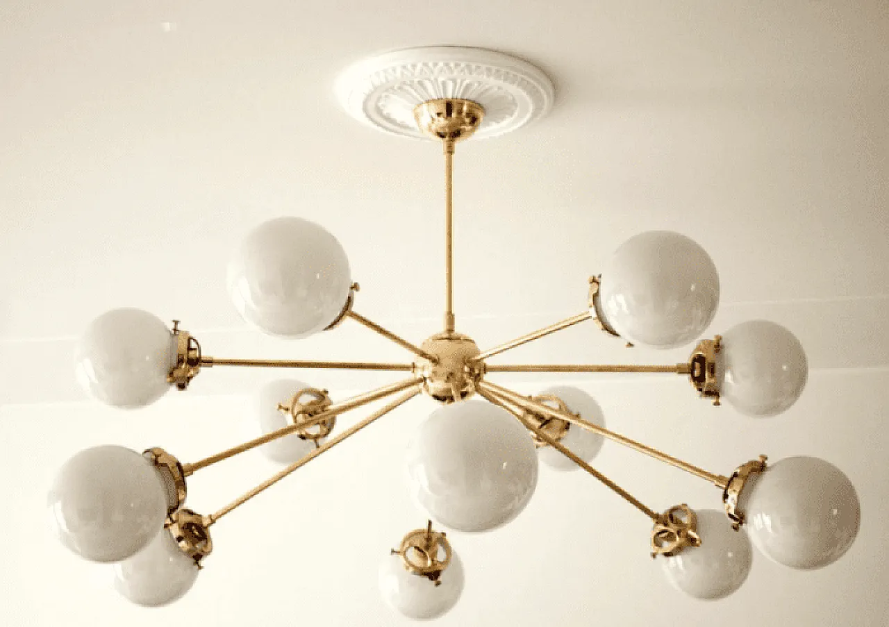 Lampadario Sputnik con 12 punti luce e sfere opaline bianche, anni '50 2