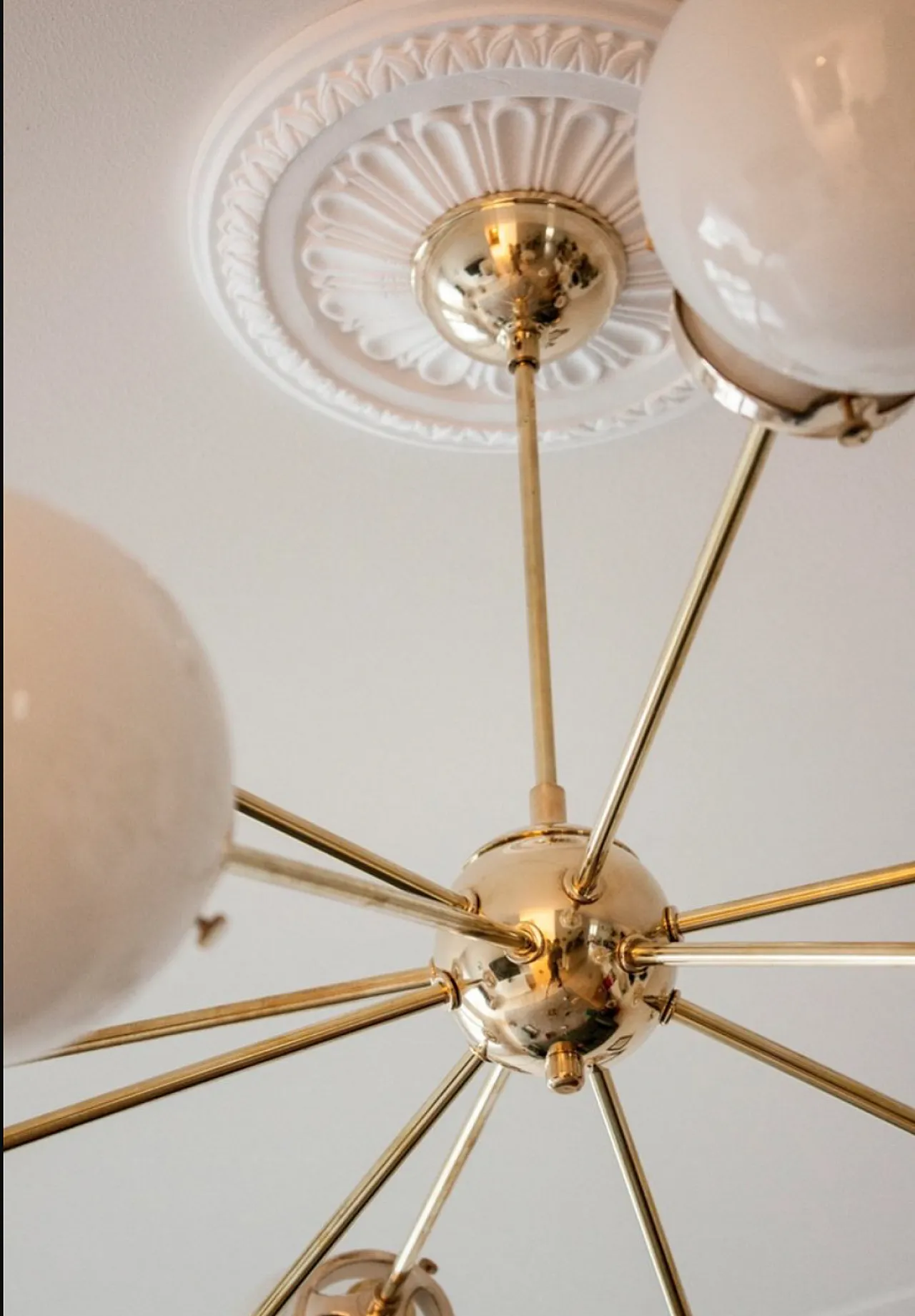 Lampadario Sputnik con 12 punti luce e sfere opaline bianche, anni '50 3