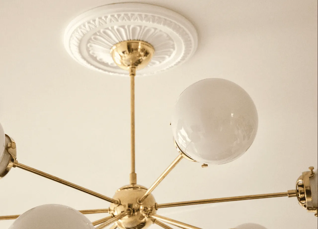Lampadario Sputnik con 12 punti luce e sfere opaline bianche, anni '50 5