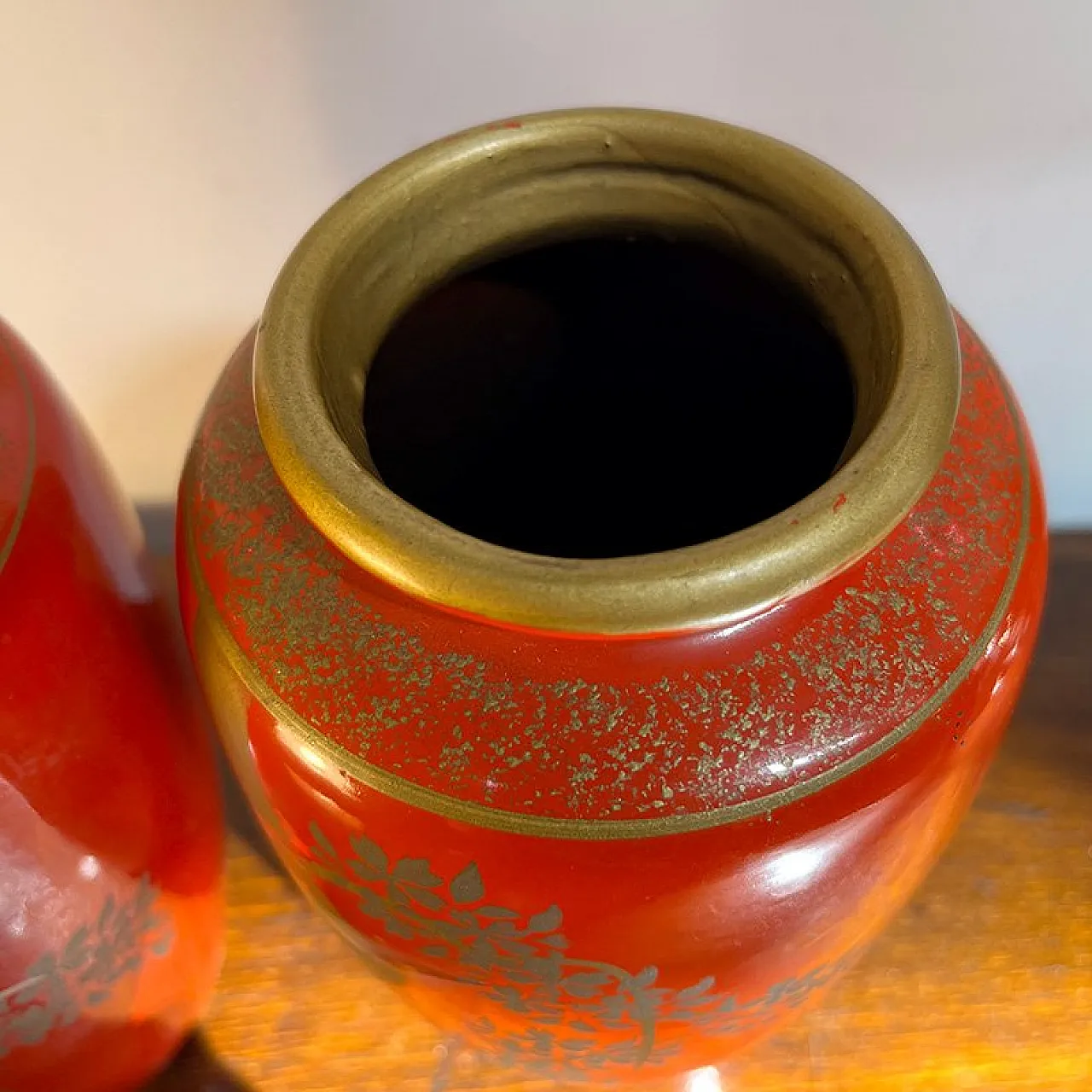 Coppia di vasi orientali in ceramica dipinta, anni '50 7