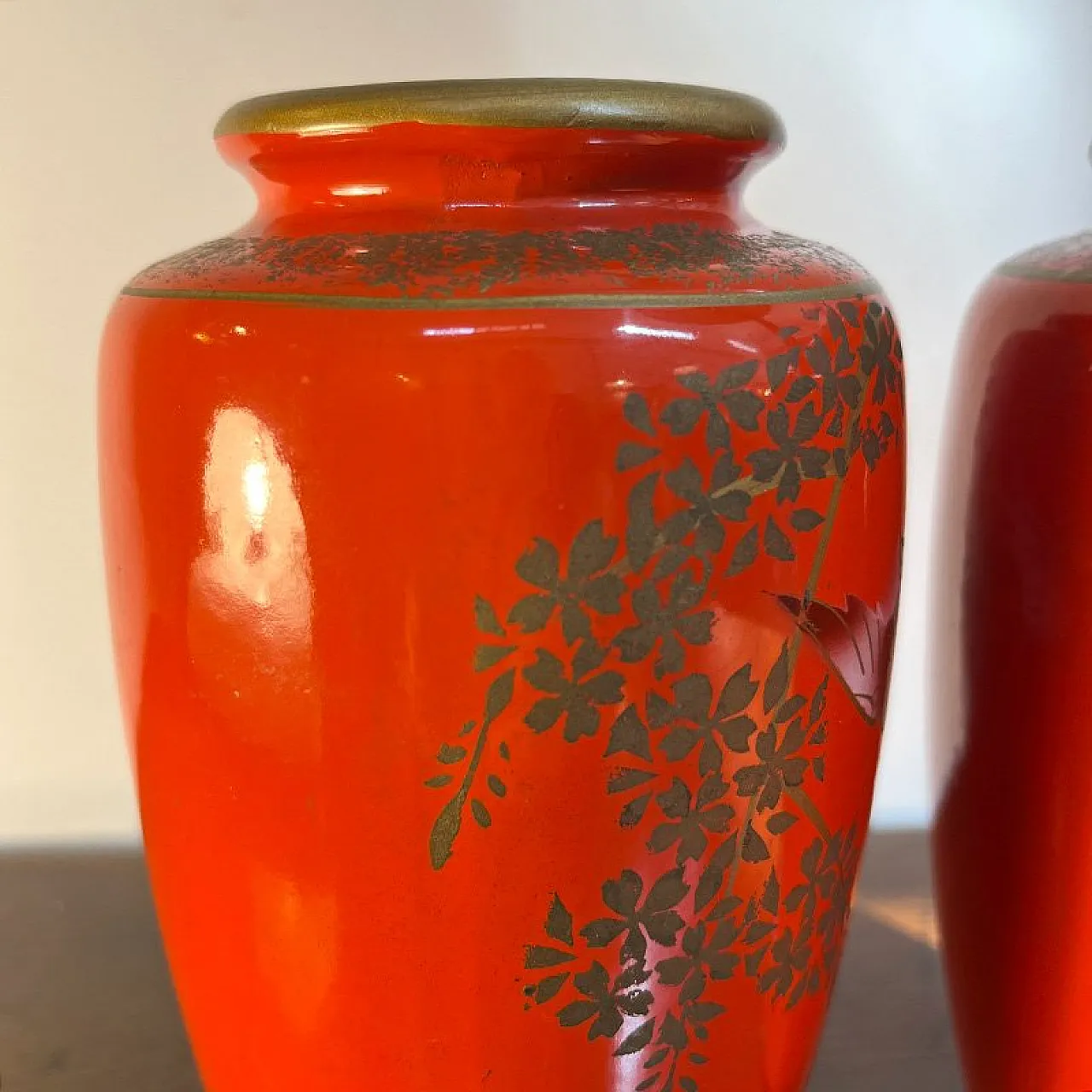 Coppia di vasi orientali in ceramica dipinta, anni '50 9