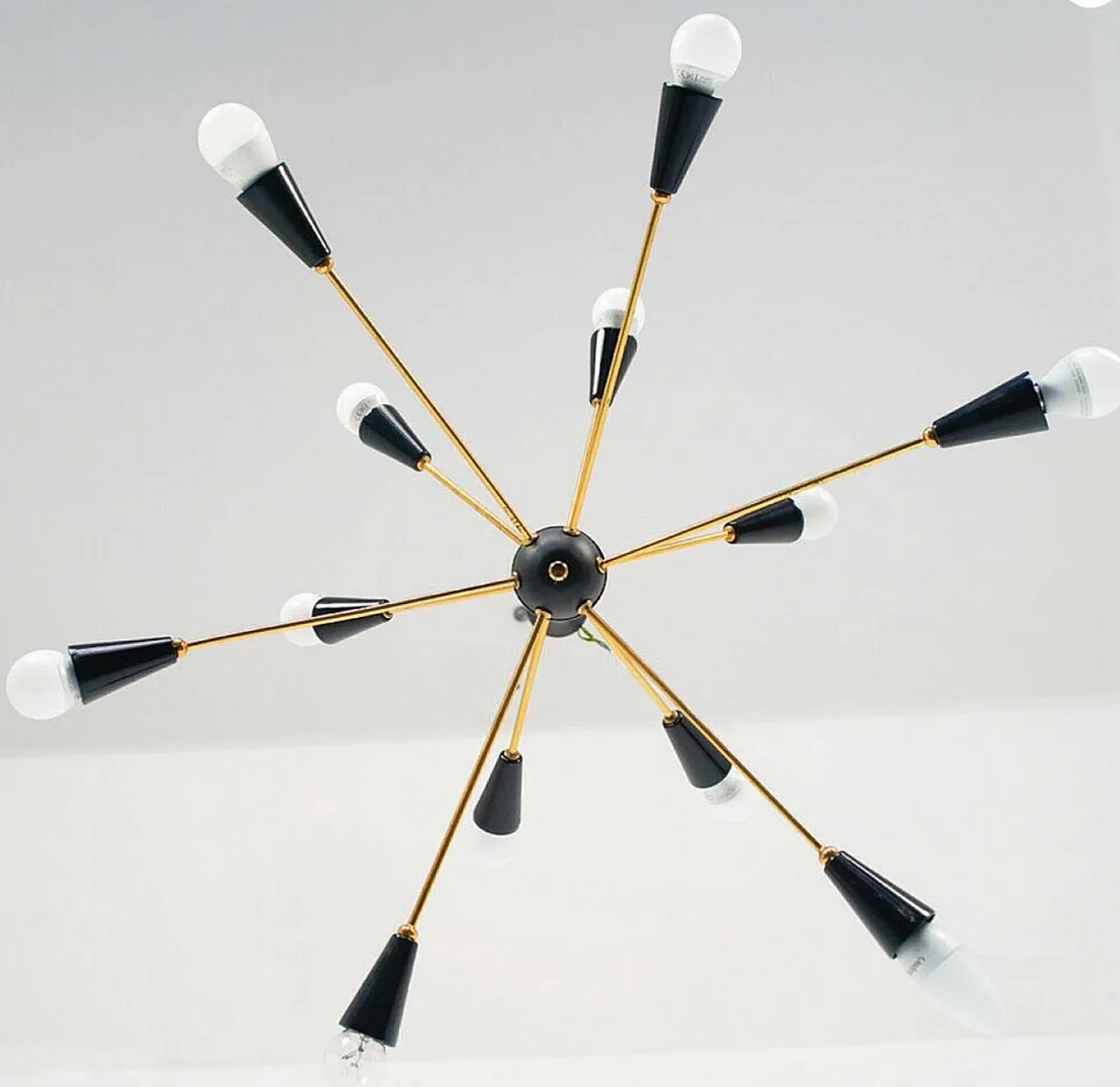 Lampadario Sputnik con 10 punti luce in ottone e coni nero, anni '60 2