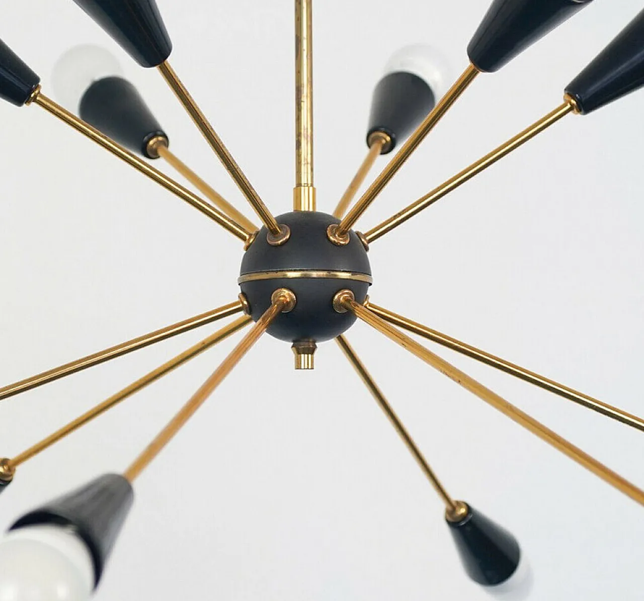 Lampadario Sputnik con 10 punti luce in ottone e coni nero, anni '60 3