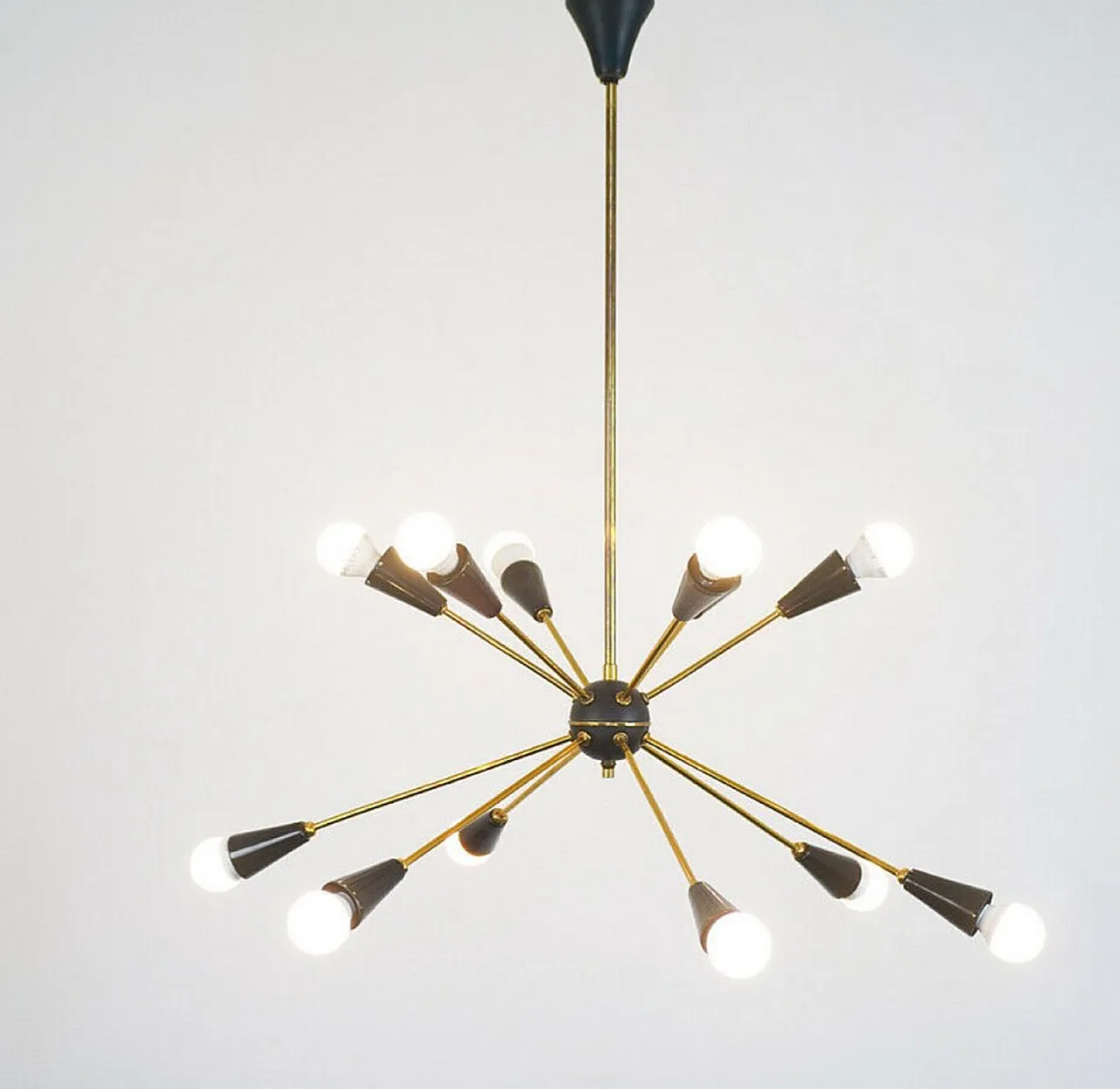 Lampadario Sputnik con 10 punti luce in ottone e coni nero, anni '60 4
