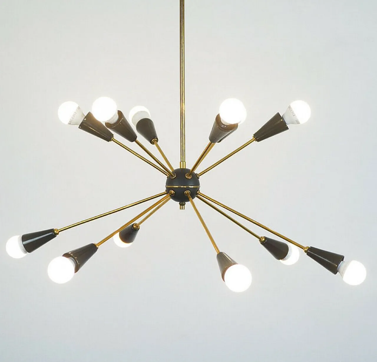 Lampadario Sputnik con 10 punti luce in ottone e coni nero, anni '60 5