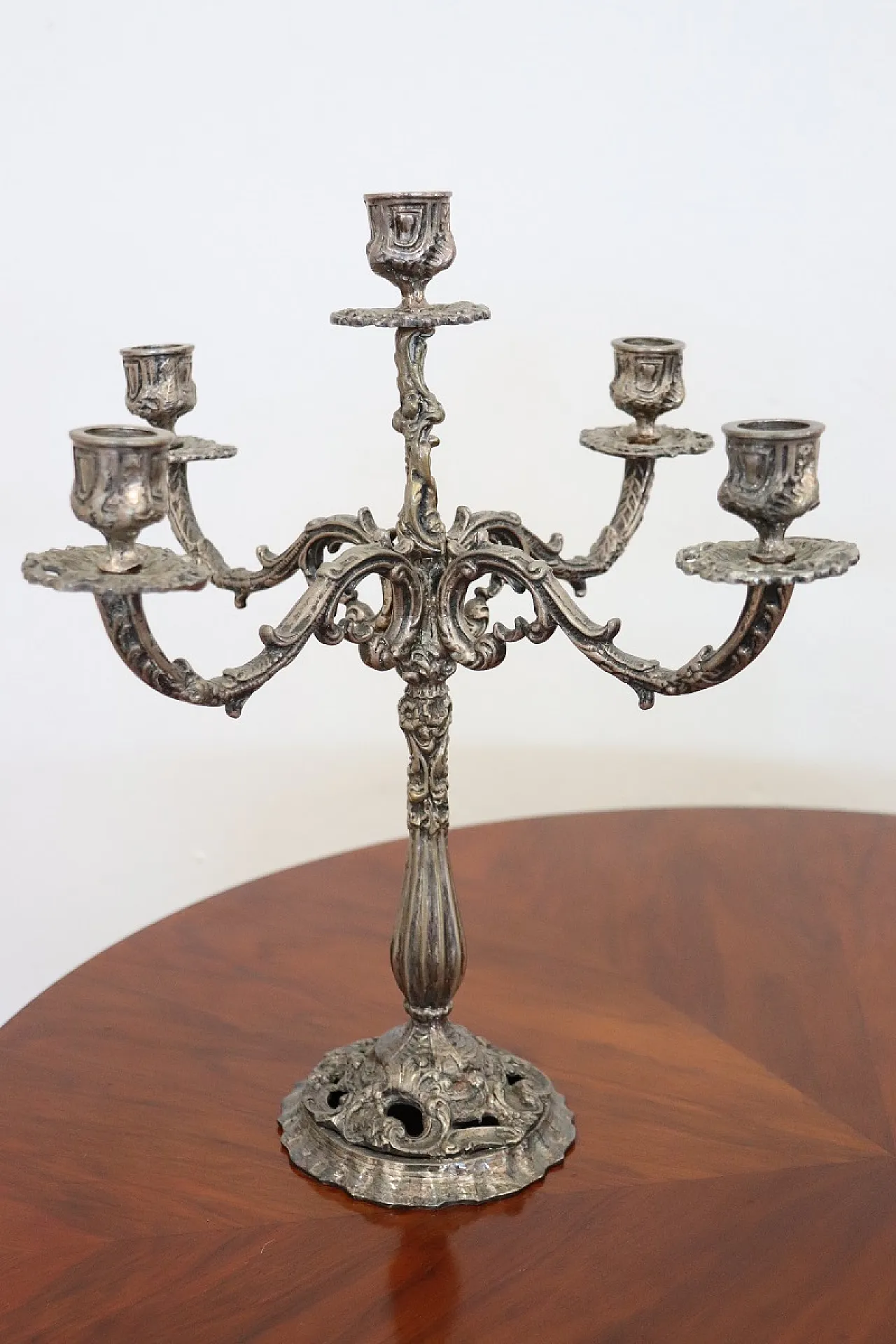 Coppia di candelieri in metallo argentato, anni '80 2