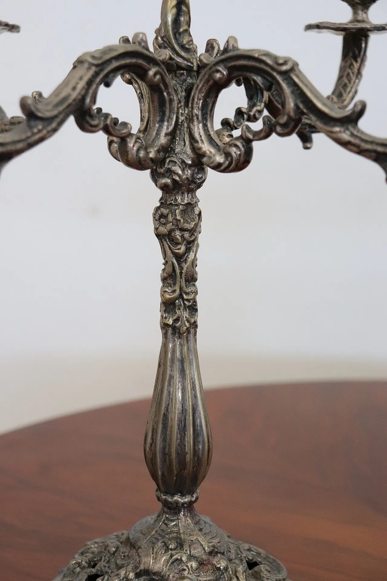 Coppia di candelieri in metallo argentato, anni '80 4