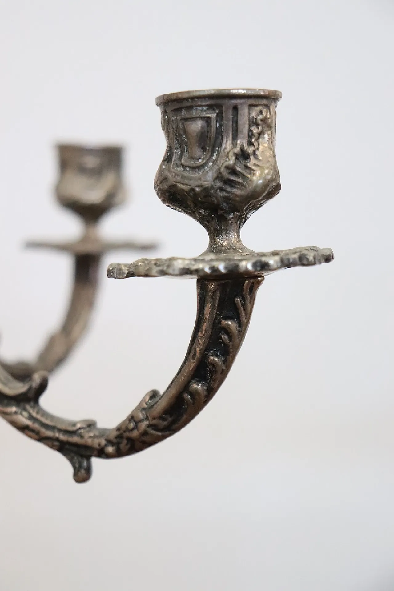 Coppia di candelieri in metallo argentato, anni '80 5