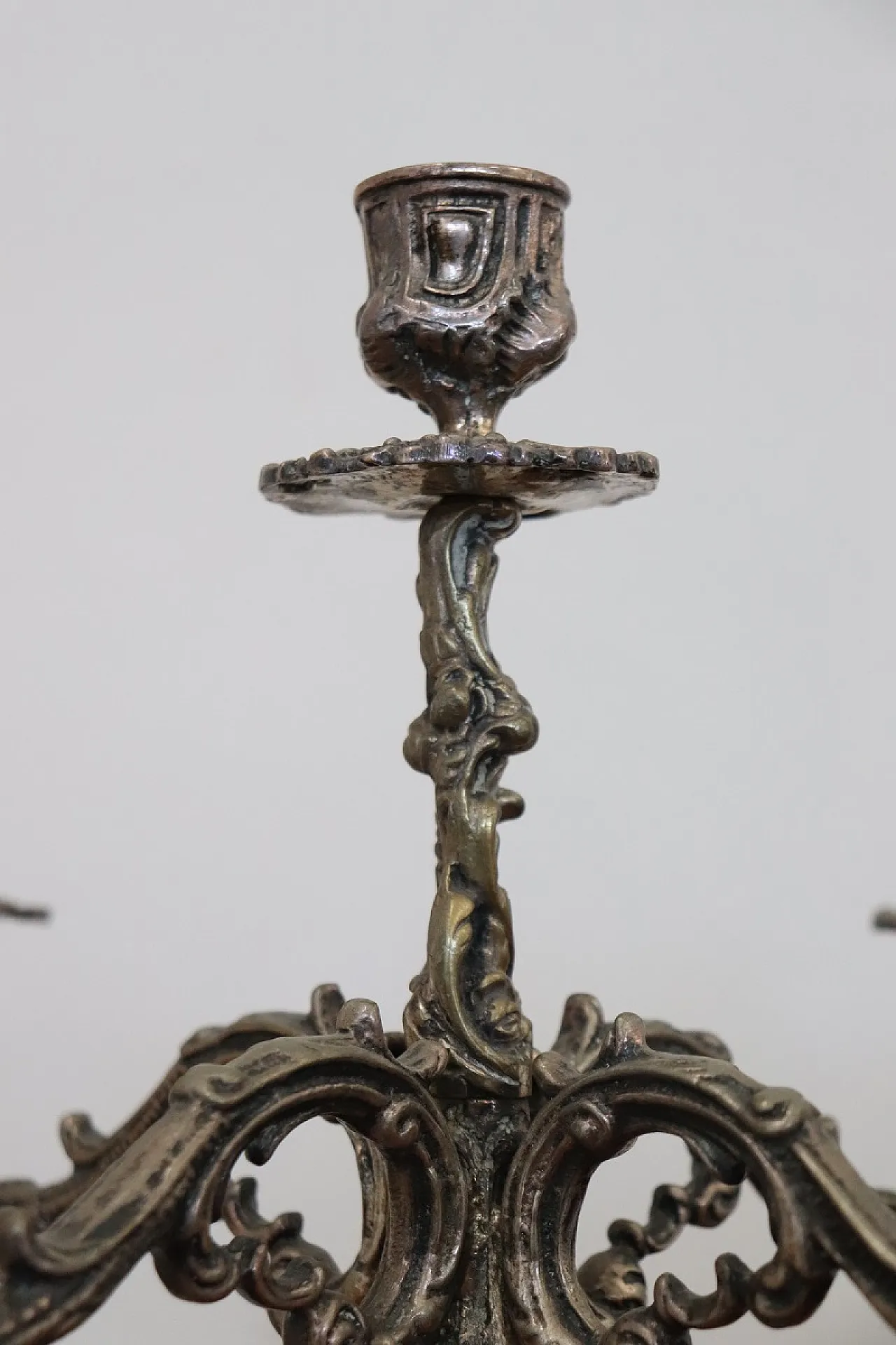 Coppia di candelieri in metallo argentato, anni '80 6