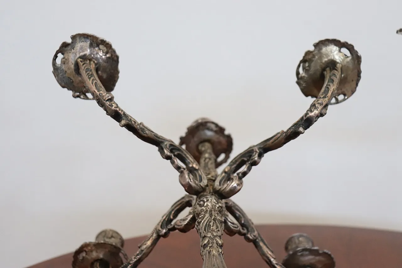 Coppia di candelieri in metallo argentato, anni '80 11