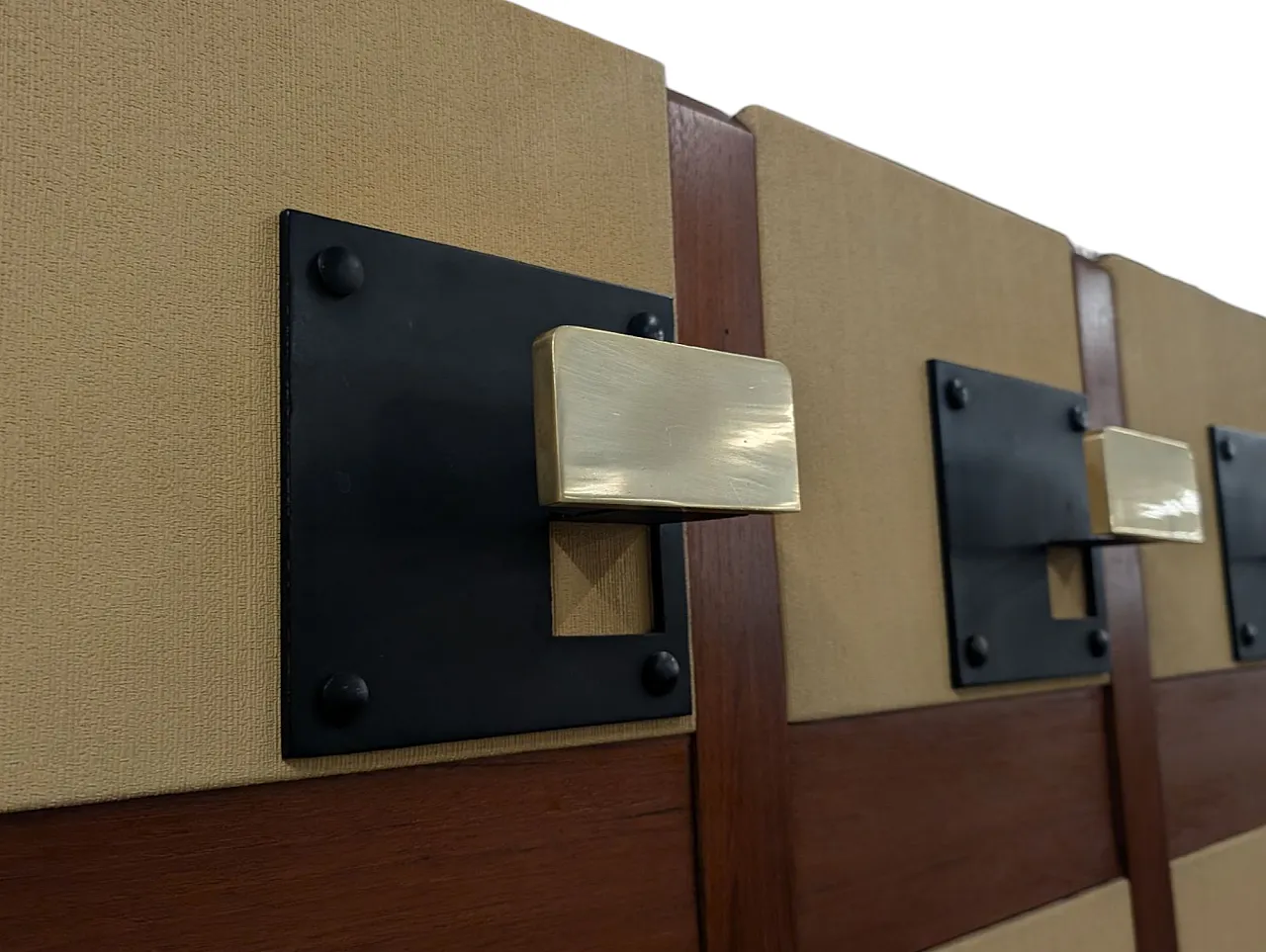 Appendiabiti da ingresso in ottone e legno, anni '70 5