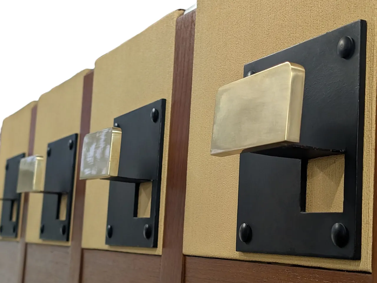 Appendiabiti da ingresso in ottone e legno, anni '70 6