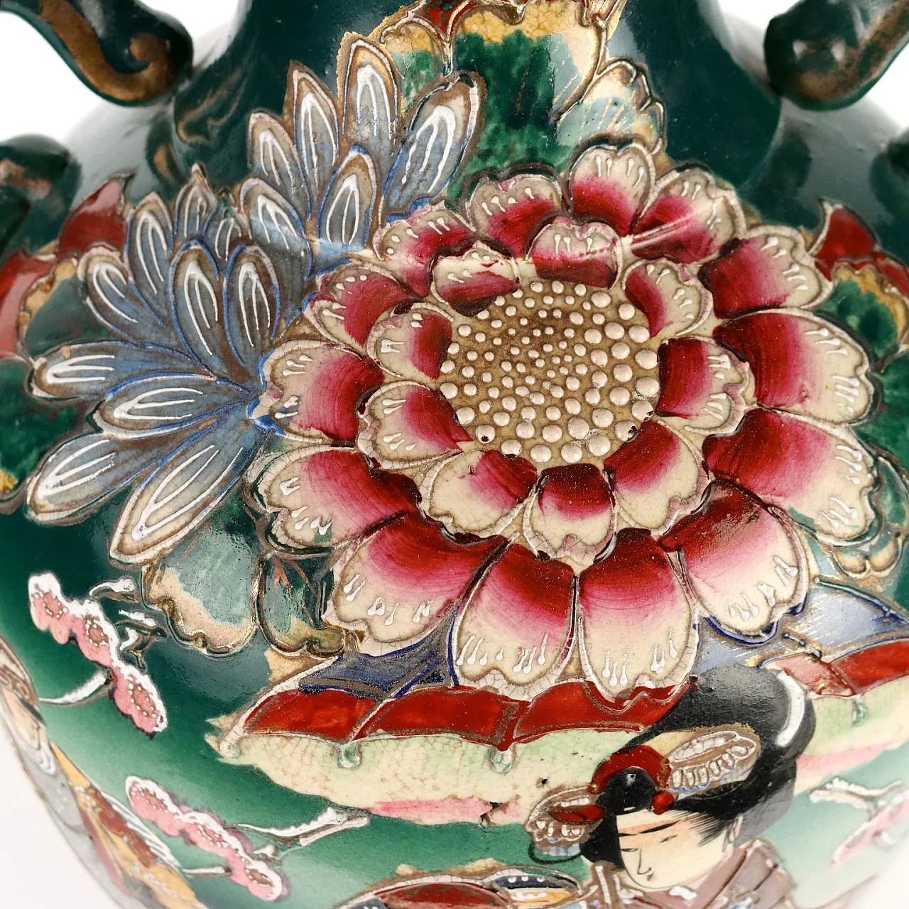 Coppia di Vasi giapponesi in ceramica con motivi floreali e figure 4