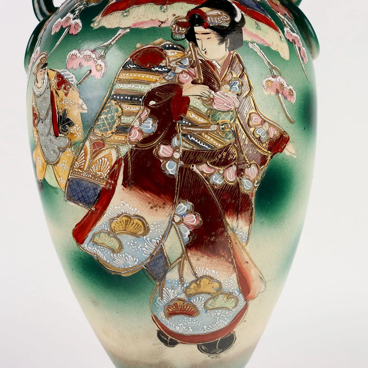 Coppia di Vasi giapponesi in ceramica con motivi floreali e figure 5
