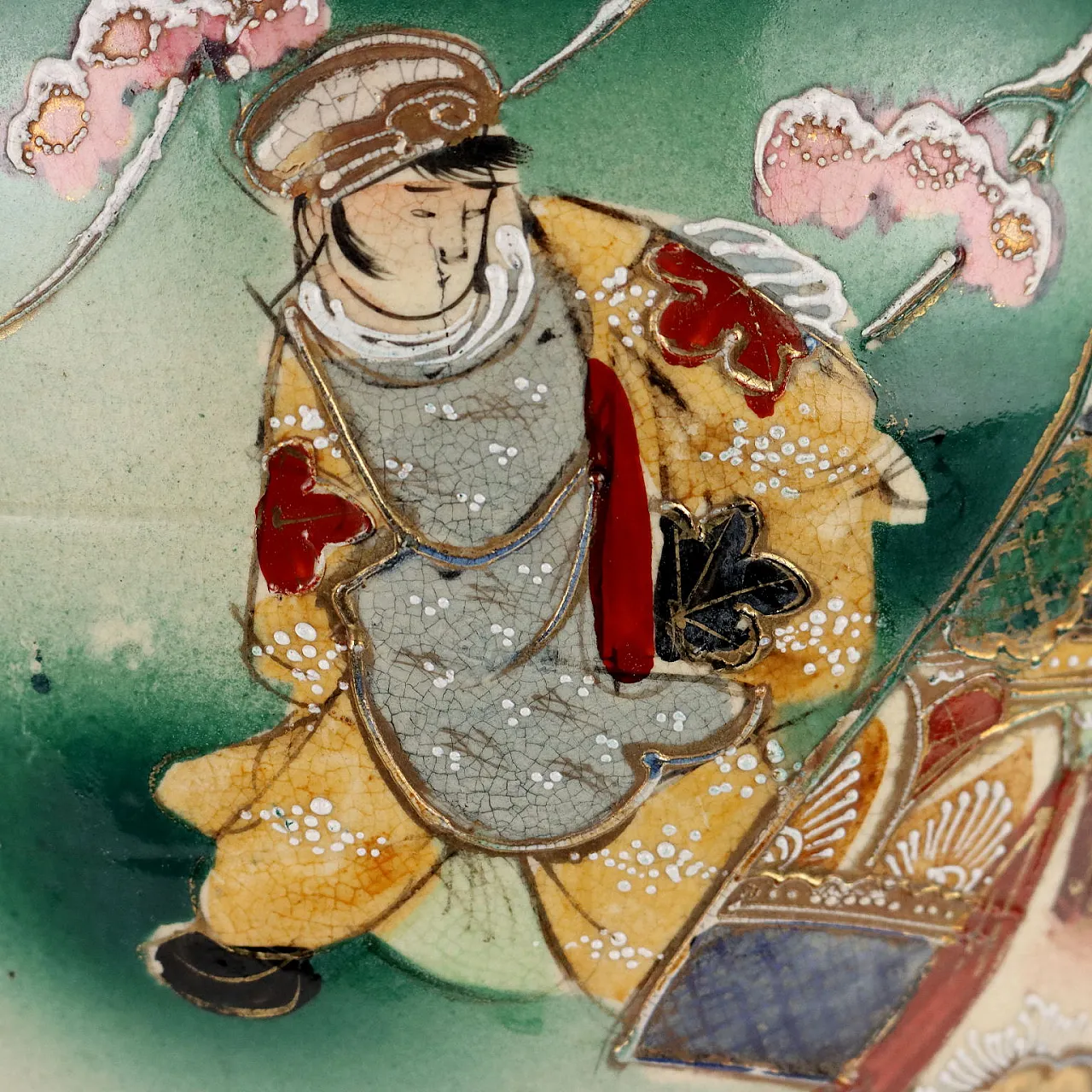 Coppia di Vasi giapponesi in ceramica con motivi floreali e figure 6