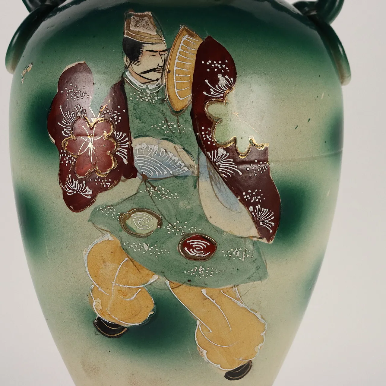 Coppia di Vasi giapponesi in ceramica con motivi floreali e figure 9