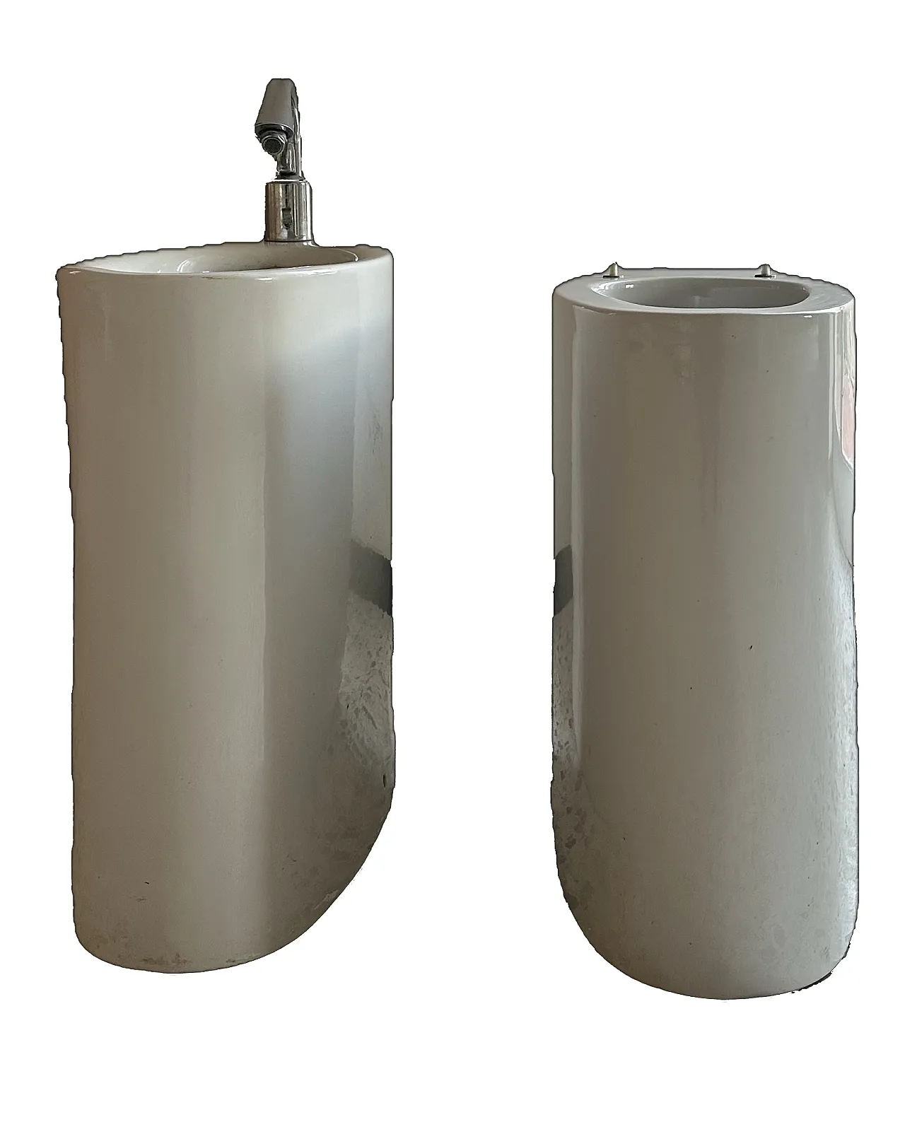 Sanitari XL di Paolo Tilche e rubinetto Iperbole di Gae Aulenti, anni 1