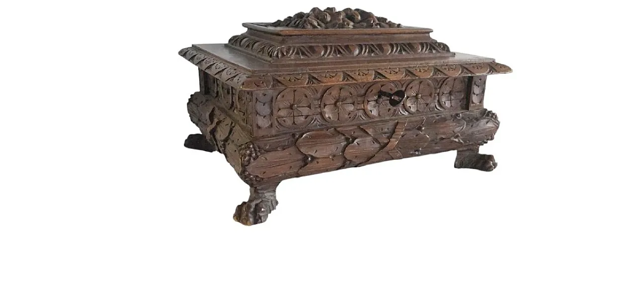 Renaissance-style carved box, 19th century 1
