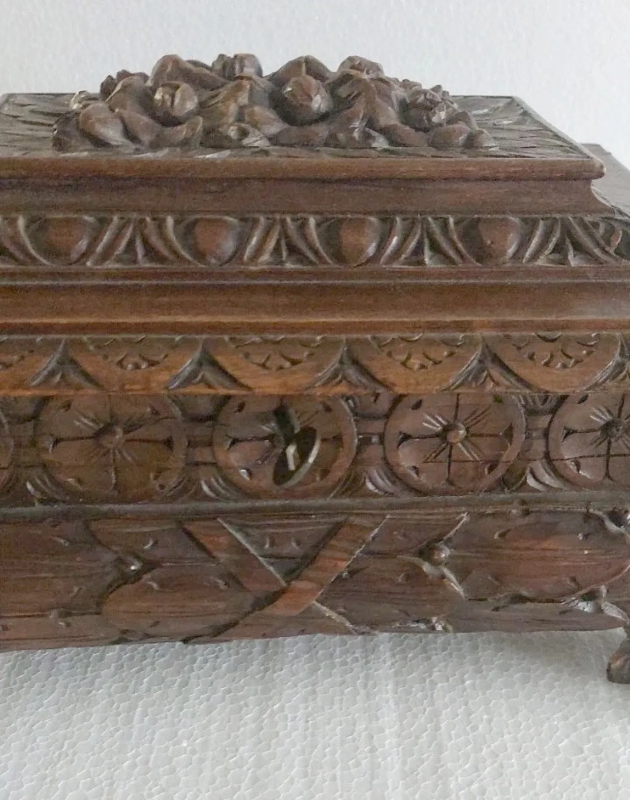 Renaissance-style carved box, 19th century 3