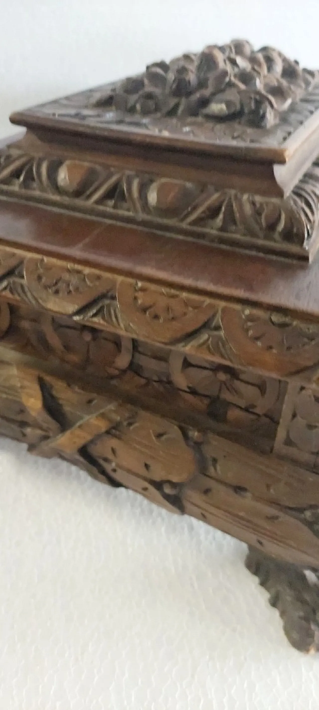 Renaissance-style carved box, 19th century 7