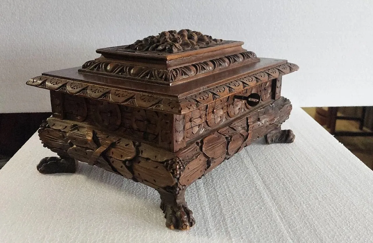 Renaissance-style carved box, 19th century 8