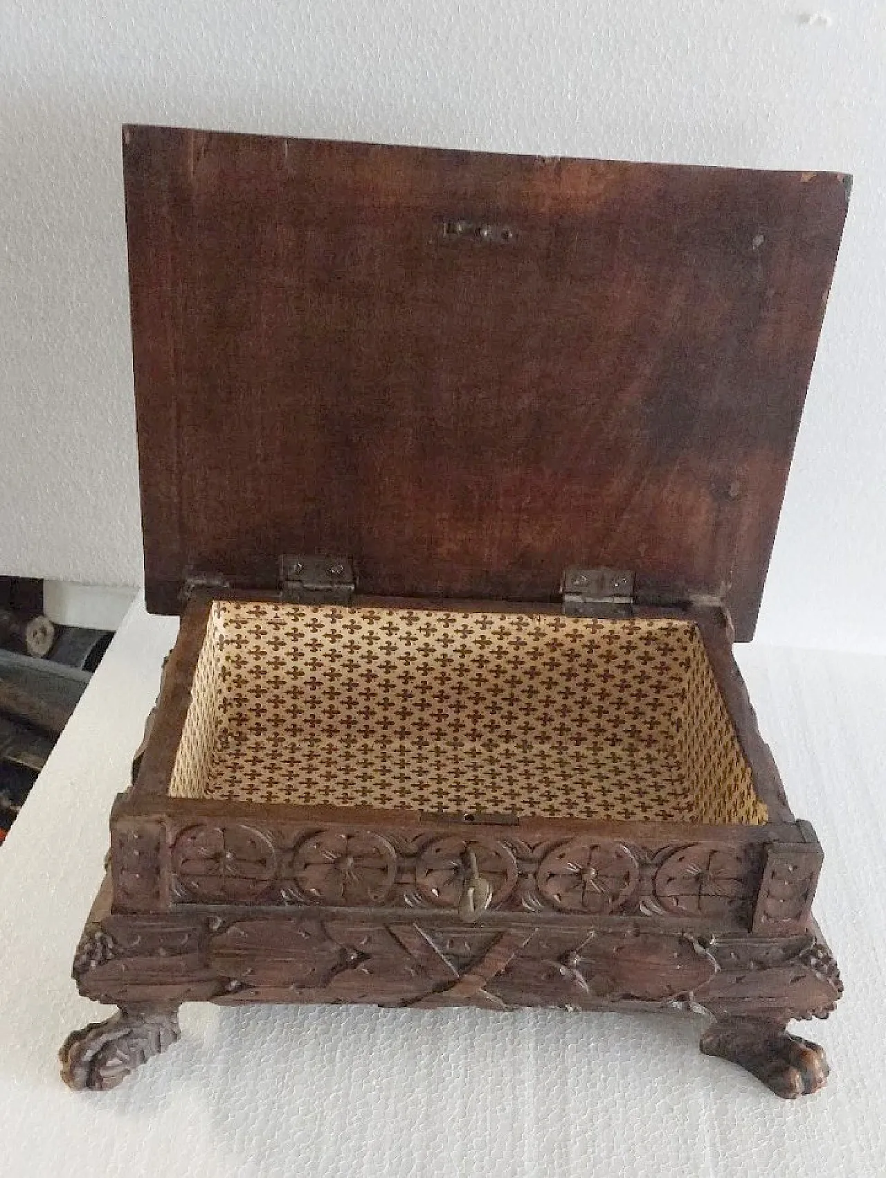 Renaissance-style carved box, 19th century 11
