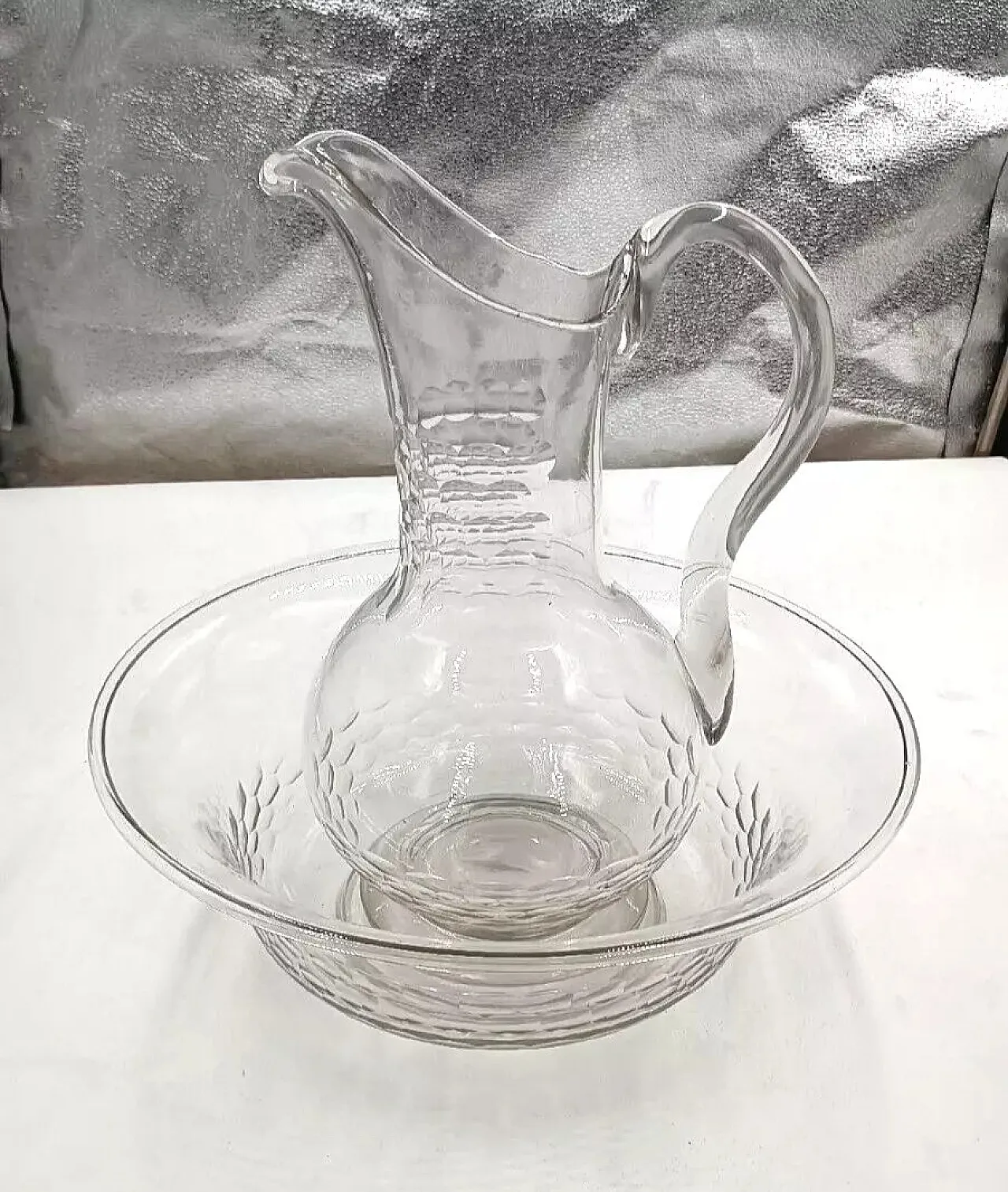 https://www.proantic.com/1545920-grand-plateau-de-bassin-en-verre-grave-antique-du-19e-siecle-avec-cruche.html 2